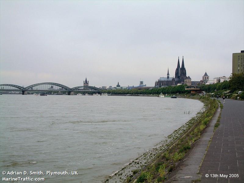  OF FRANKFURT AM MAIN IN DE GERMANY HAFEN FOTO