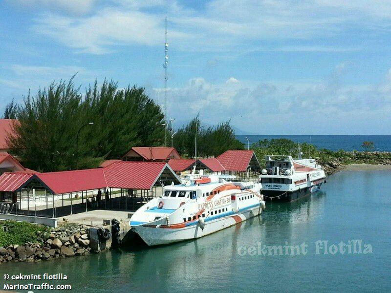 MARINA OF GALLIONS POINT IN GB UNITED KINGDOM HAFEN FOTO