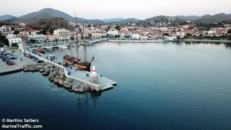  OF ARGOSTOLI IN GR GREECE HAFEN FOTO